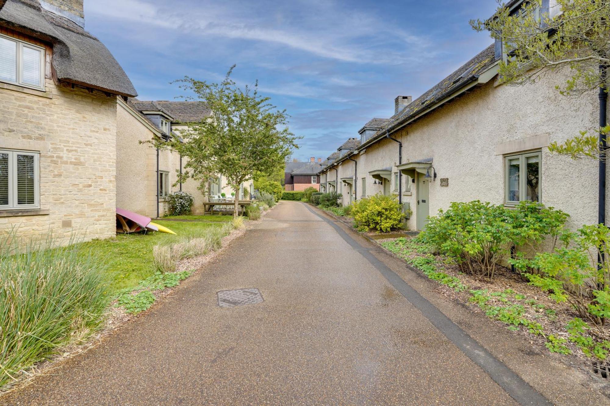 New Toad Hall Access & Family Friendly Holiday home Somerford Keynes