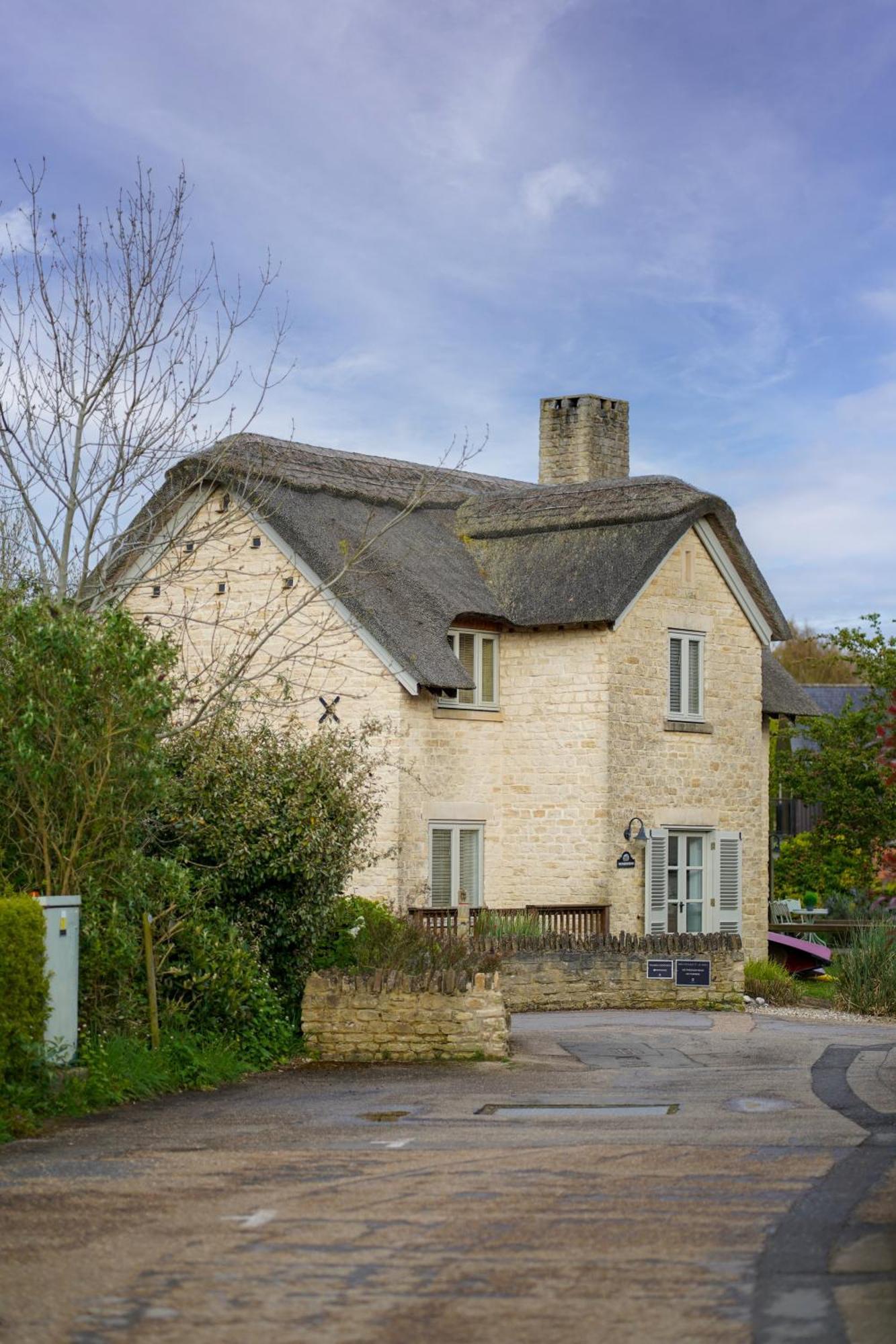 New Toad Hall Access & Family Friendly Holiday home Somerford Keynes