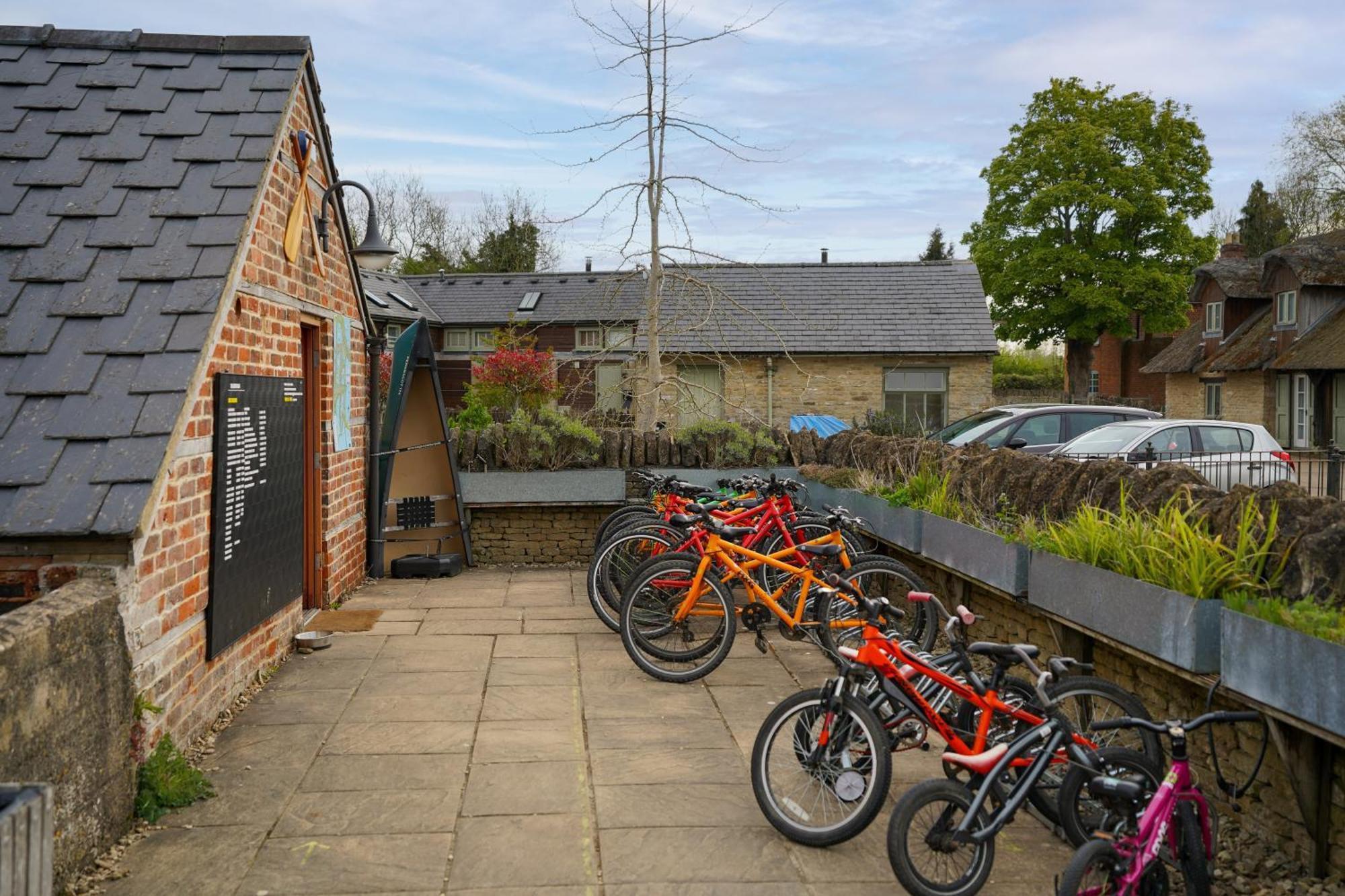 New Toad Hall Access & Family Friendly Holiday home Somerford Keynes